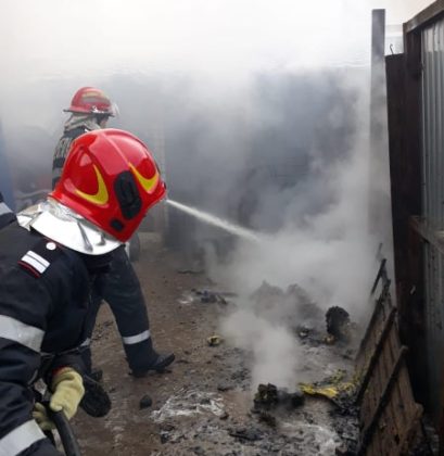 ARDE o casă din municipiu! Pompierii AU INTERVENIT și se LUPTĂ cu flăcările. UPDATE: Focul a fost stins