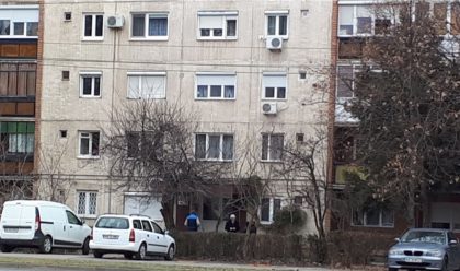 ȘOC în Arad: Un bărbat și-a ÎNJUNGHIAT soția și s-a aruncat de la etaj (UPDATE: FOTO + INFO)
