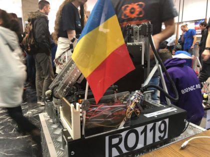 Un robot construit de câţiva elevi arădeni, în competiţia First Tech Challenge Romania
