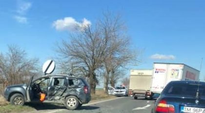 ACCIDENT pe drumul dintre Arad și Timișoara! O mașină s-a făcut PRAF