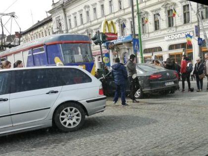 ACCIDENT în față la McDonald’s, între un autoturism și un TRAMVAI. Circulație BLOCATĂ