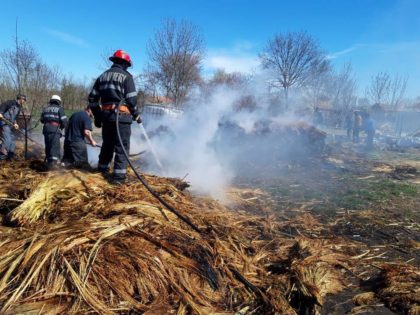 Pompierii avertizează din nou populația să renunțe la incendierea miriștilor și a vegetației uscate