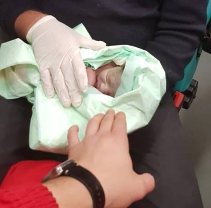 Băiețel adus pe lume de paramedicii SMURD, în drum spre spital