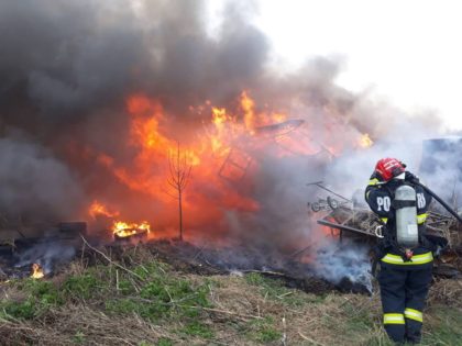 NEWS ALERT/ Incendiu DEVASTATOR la o FERMĂ din Arad (FOTO)