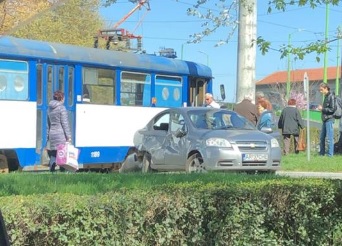 ACCIDENT în municipiu! Un tramvai A LOVIT un autoturism