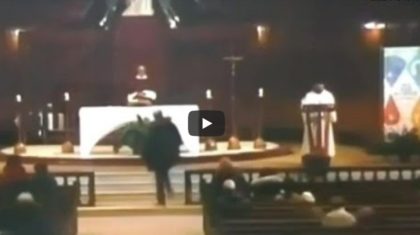 VIDEO ŞOCANT: Un preot a fost ÎNJUNGHIAT de un tânăr român, în timp ce predica la altar