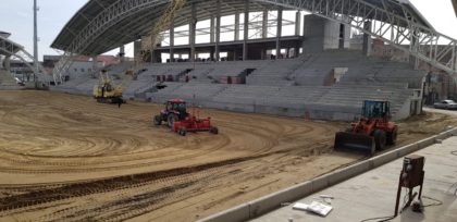 Arădenii, nemulțumiți de reluarea lucrărilor la stadion: Dacă-i dădeau pace, se înierba mai repede