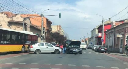 Două autoturisme și un AUTOBUZ, implicate într-un ACCIDENT pe Andrei Șaguna!