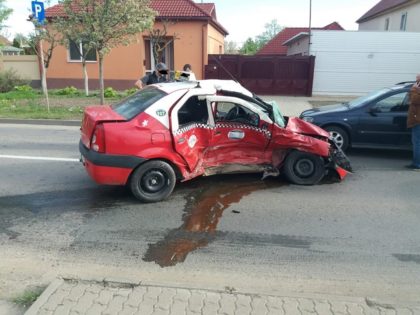 UPDATE/ COLIZIUNE VIOLENTĂ între un autoturism și un taxi pe o stradă din Arad. O persoană RĂNITĂ