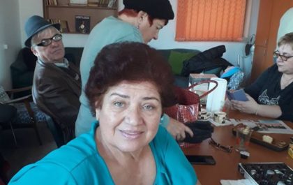 Mai mare RUȘINEA! Clubul Pensionarilor din Sebiș s-a trezit și fără sediu și cu banii luați