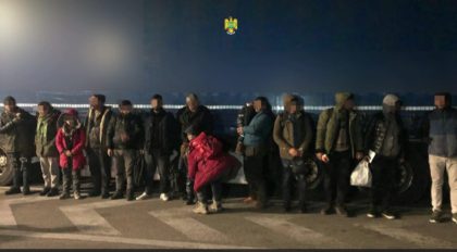 14 migranți, între care și trei copii, ascunși într-un automarfar, depistaţi de poliţiştii de frontieră la Nădlac