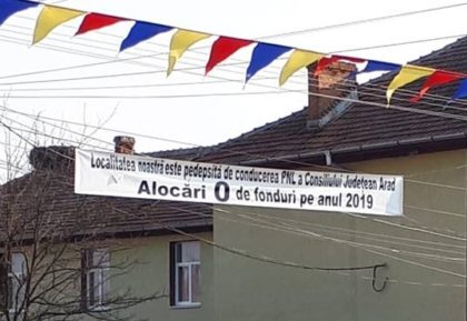 Asta chiar DOARE! În unele localităţi au apărut bannere în care conducerea CJA este arătată cu degetul pentru modul cum împarte banii (UPDATE: FOTO)