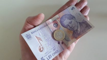 Moneda românească se PRĂBUȘEȘTE! 5 lei pentru 1 euro