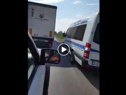ACCIDENT între un microbuz de la PITO Trans, plin cu muncitori, și un BMW. Depășire HALUCINANTĂ a unui TIR (VIDEO)