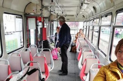 INADMISIBIL! O femeie a fost BĂTUTĂ de un vatman, într-un tramvai din Arad