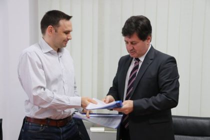 A fost semnat contractul pentru modernizarea drumului județean Bârsa – Moneasa – limită județ Bihor