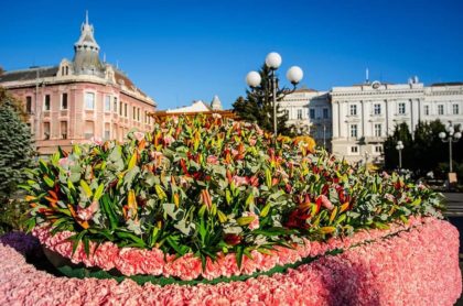 Aradul se va umple de FLORI! Figurine din mii de flori, concerte și dansuri stradale – atracțiile evenimentului „FlorAr”
