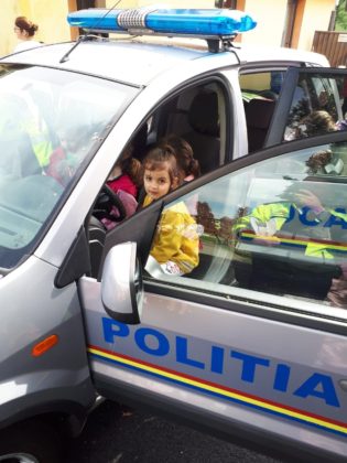 Cei mici au învățat despre regulile de circulație direct de la polițiști (GALERIE FOTO)