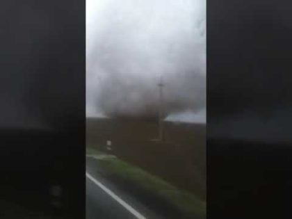 IMAGINI TERIFIANTE: Momentul în care autocarul din Călărași a fost spulberat de TORNADĂ, filmat de un călător (VIDEO)