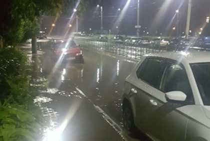 Aradul, SUB APE! Inundații în mai multe zone din oraș. Trafic BLOCAT în Subcetate (FOTO)