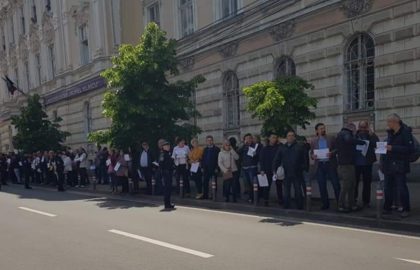Viorica Dăncilă, întâmpinată la Arad de protestatari cu mesaje anti-PSD. Au fost mobilizați și JANDARMII (UPDATE: VIDEO)