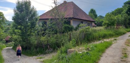 REPORTAJ/ Satul din România unde mai trăiesc doar doi oameni și care ascunde ceva unic în Europa (GALERIE FOTO)