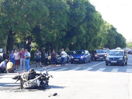 ACCIDENT GRAV! Un motociclist a fost LOVIT de o mașină. În ce stare se află VICTIMA