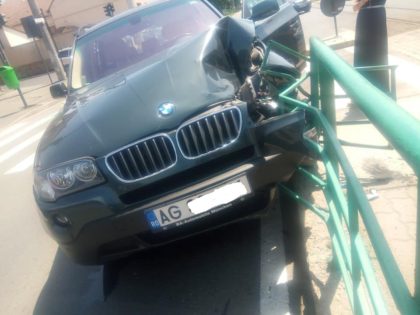 O șoferiță a intrat cu BMW-ul DIRECT în stația de tramvai! (FOTO)