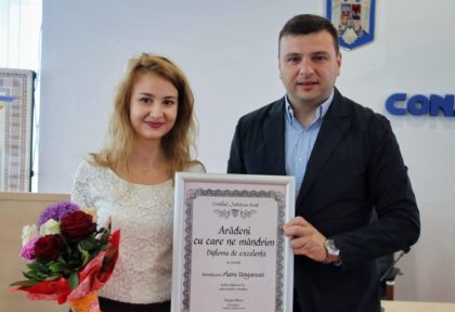 Tânăra artistă Mara Ungurean a primit diploma „Arădeni cu care ne mândrim”