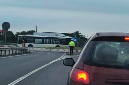 ACCIDENT pe drumul Arad – Oradea, între un CAMION și un AUTOBUZ. Circulație DIFICILĂ