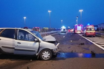 PRĂPĂD pe AUTOSTRADĂ: Un MORT şi mai mulți RĂNIȚI, într-un ACCIDENT în care au fost implicate mai multe mașini