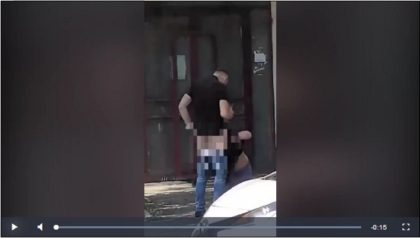 SEX ORAL în faţa blocului! Doi tineri au fost FILMAŢI de trecători în ipostaze porno