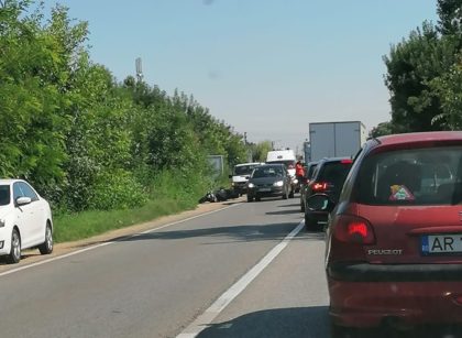 NEWS ALERT: Motociclist SPULBERAT de o mașină, la ieșirea din Arad