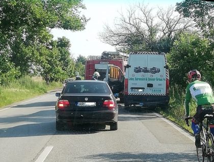Un microbuz A LUAT FOC în timp ce circula pe un drum din județul Arad