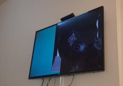 HALUCINANT: Ca să primească interdicţie într-un birt, un arădean a spart televizorul localului