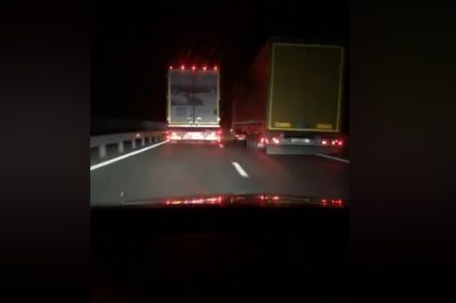 Cursă INFERNALĂ între două TIR-uri, pe AUTOSTRADA spre Timișoara (VIDEO)