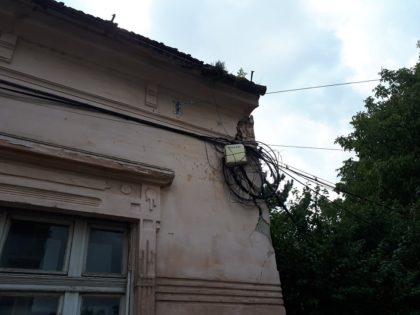 PERICOL în centrul Aradului! Un zid al unui fost sediu de partid stă să cadă peste clienții unui restaurant (GALERIE FOTO)