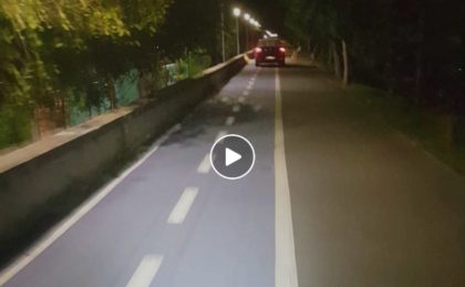 Cu mașina pe faleza Mureșului, printre pietoni și bicicliști (VIDEO)