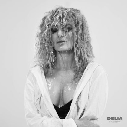 Delia, pe culmile succesului! Artista lansează piesa „Dragoste cu dinți”