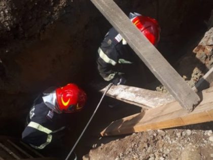 Intervenţie DIFICILĂ de salvare: Malul de pământ s-a SURPAT din nou peste persoana îngropată de vie la Gurahonţ