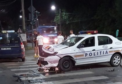 Un taximetru și o mașină de poliție s-au făcut praf într-o intersecție din Arad. O polițistă a ajuns la spital