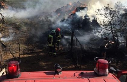 Incendiu VIOLENT în județul Arad! Pompierii au fost nevoiți să care încă 9000 de litri de apă (FOTO)