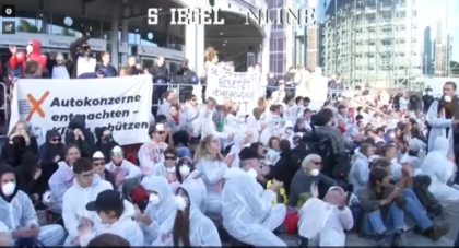 Masive proteste ecologiste contra traficului poluant, la Salonul Auto de la Frankfurt