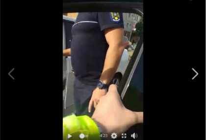 HALUCINANT: Un șofer de „Merțan” care A ÎNCĂLCAT LEGEA sfidează polițiștii și „SUNĂ UN PRIETEN” (VIDEO)! Ce a URMAT