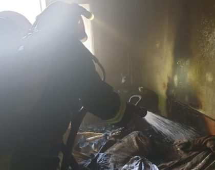 Incendiu la un bloc din centrul Aradului. Femeie găsită decedată într-un apartament