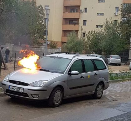 INCENDIU în Arad! O maşină a LUAT FOC (FOTO)