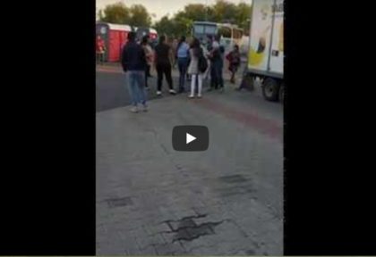 BĂTAIE în autogara din Arad! Șoferul unui autocar a AGRESAT o TÂNĂRĂ (VIDEO)