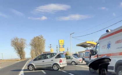ACCIDENT pe drumul Arad – Pecica: Mercedes vs. Mercedes. Unul a ieșit „ȘIFONAT” rău (FOTO)