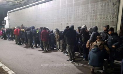48 de migranți înghesuiți în remorca unui automarfar, depistați la Nădlac