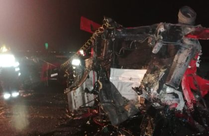 UPDATE 2/ DEZASTRU pe autostrada Arad – Timișoara. Accident cu TREI AUTOVEHICULE. Scurgeri de bitum pe șosea, trafic BLOCAT (GALERIE FOTO)